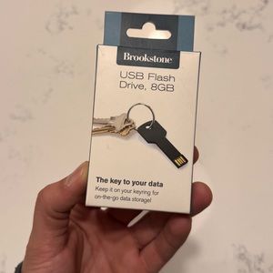 Brookestone 8GB keychain flash drive NWB